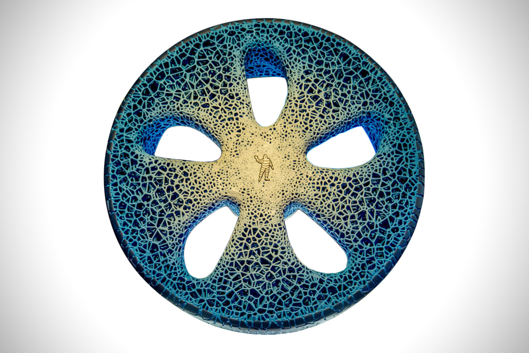利用即時製作的方式打造輪胎的胎面，如此一來可以將橡膠的使用量降到最低，令胎紋深度與橡膠厚度優化，還能即時針對使用著的需求進行更改